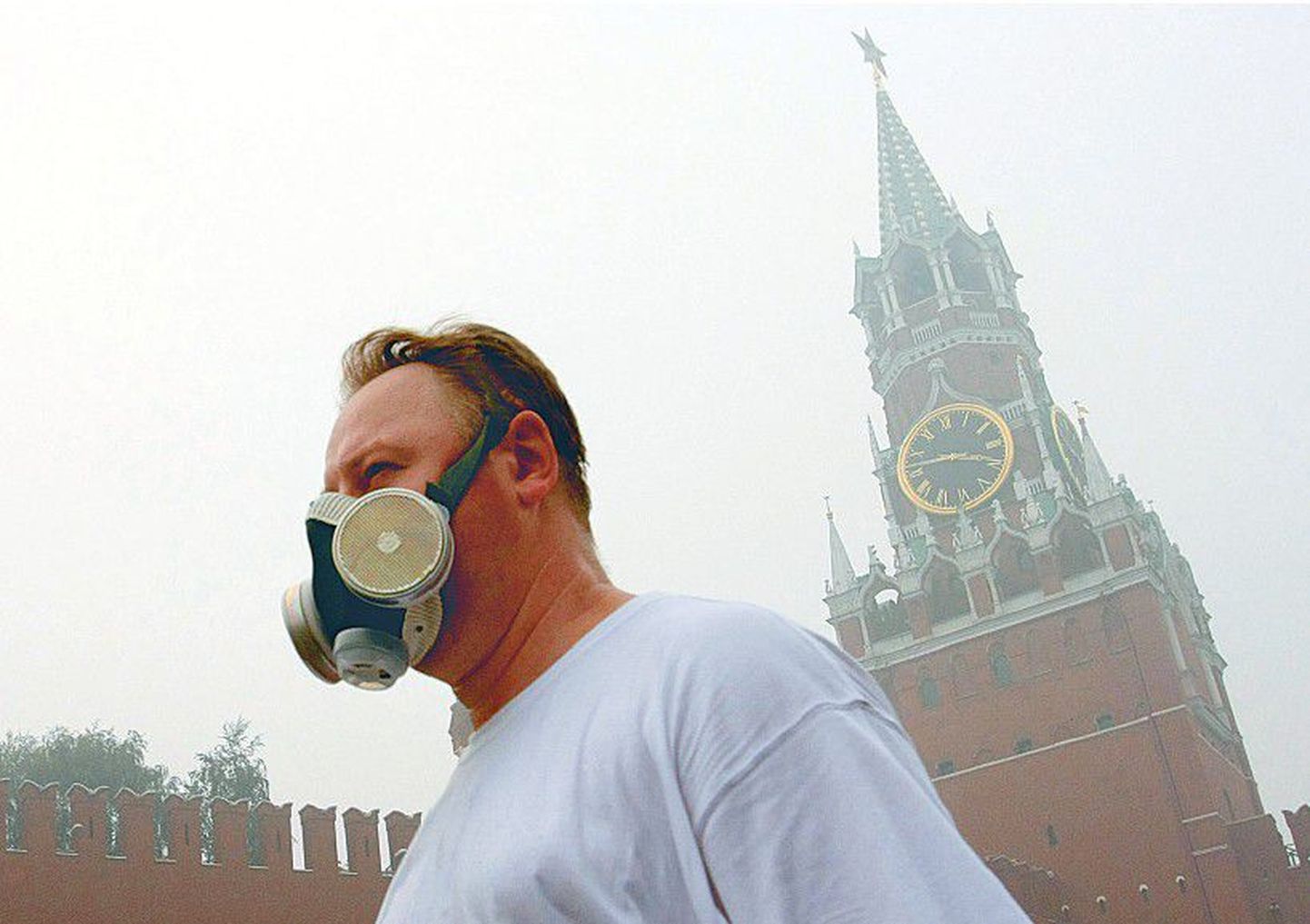 Москвичи пытались защититься от смога и жары самыми разными способами. Получалось не у всех.