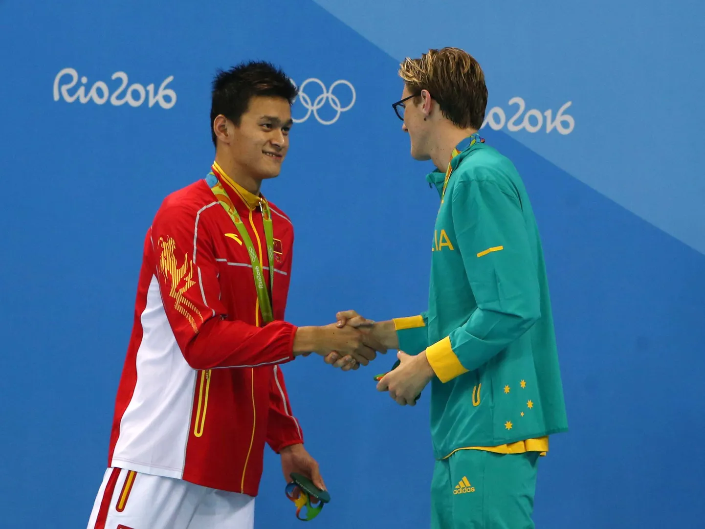 Poodiumil surusid Sun Yang (vasakul) ja Mack Horton kätt, kuid internetis ollakse sõjajalal.