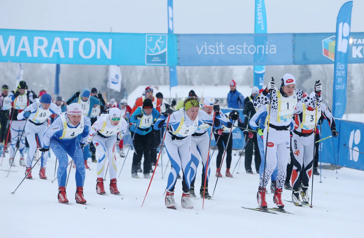 Start! Teatemaratonil tormab kõige ees numbri 1 all teele Risto Vaher, kes lõpetabki avaetapi esimesena. Raio Piiroja pole pildile mahtunud.