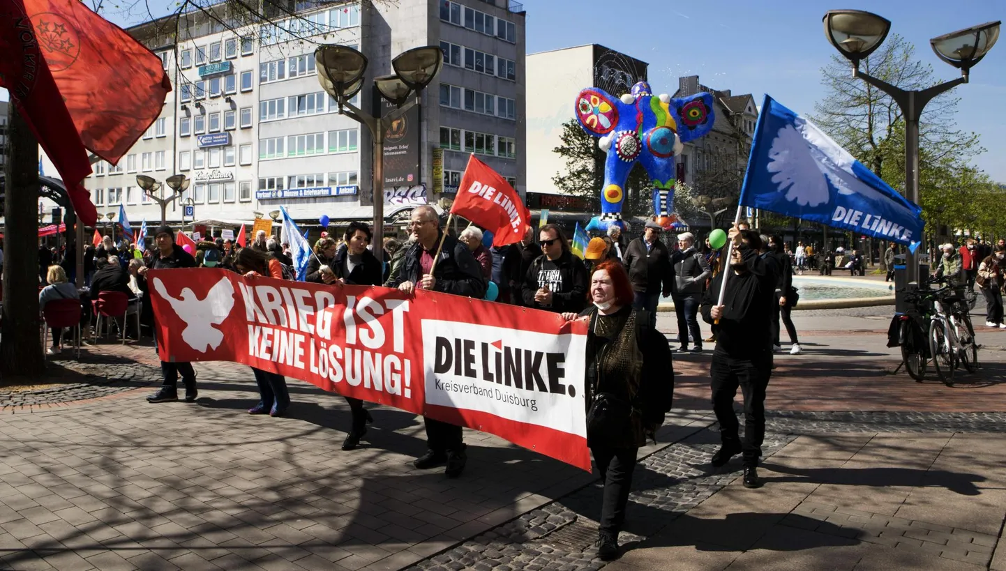 Patsifistlik lihavõtterongkäik Rhine Ruhr Duisburgis aastal 2022.  Plakatil kiri: «Sõda ei ole lahendus».