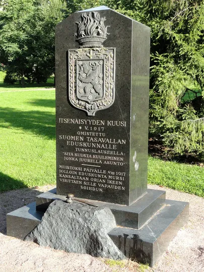Iseseisvuse kuusk ja mälestuskivi Helsingi Kaivopuisto põhjaosas / wikipedia.org