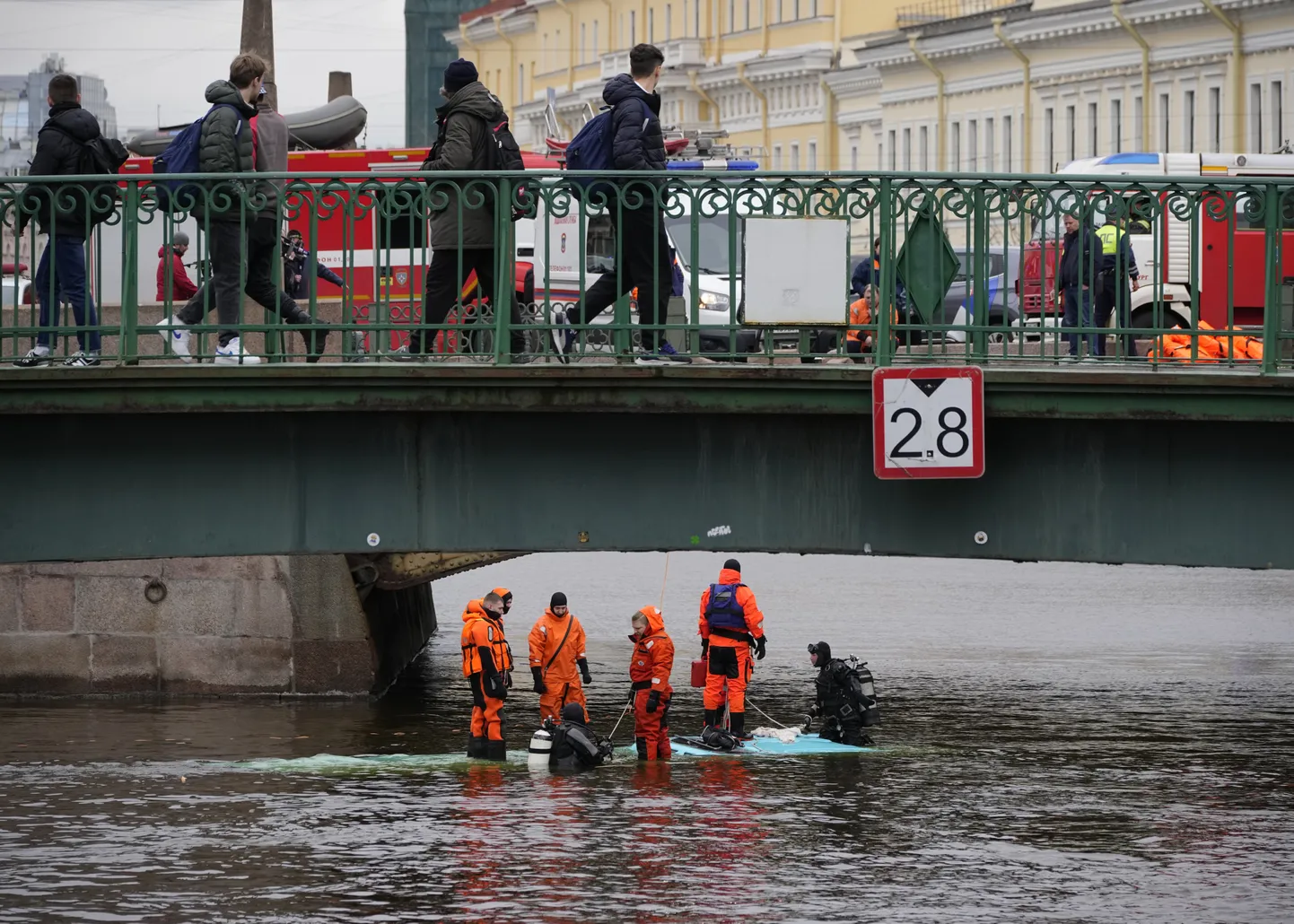 Päästjad üritavad Peterburis tuua kannatanuid välja vee alla vajunud liinibussist.