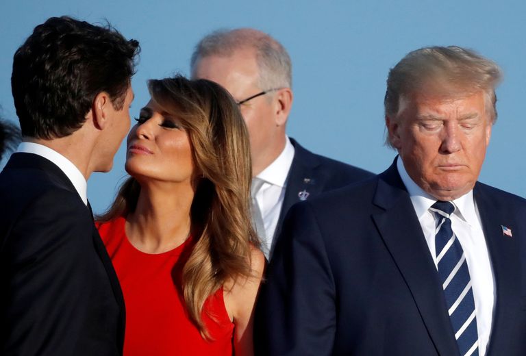 Melania Trump musitamas Justin Trudeau'd. Kõrval seisab Donald Trump