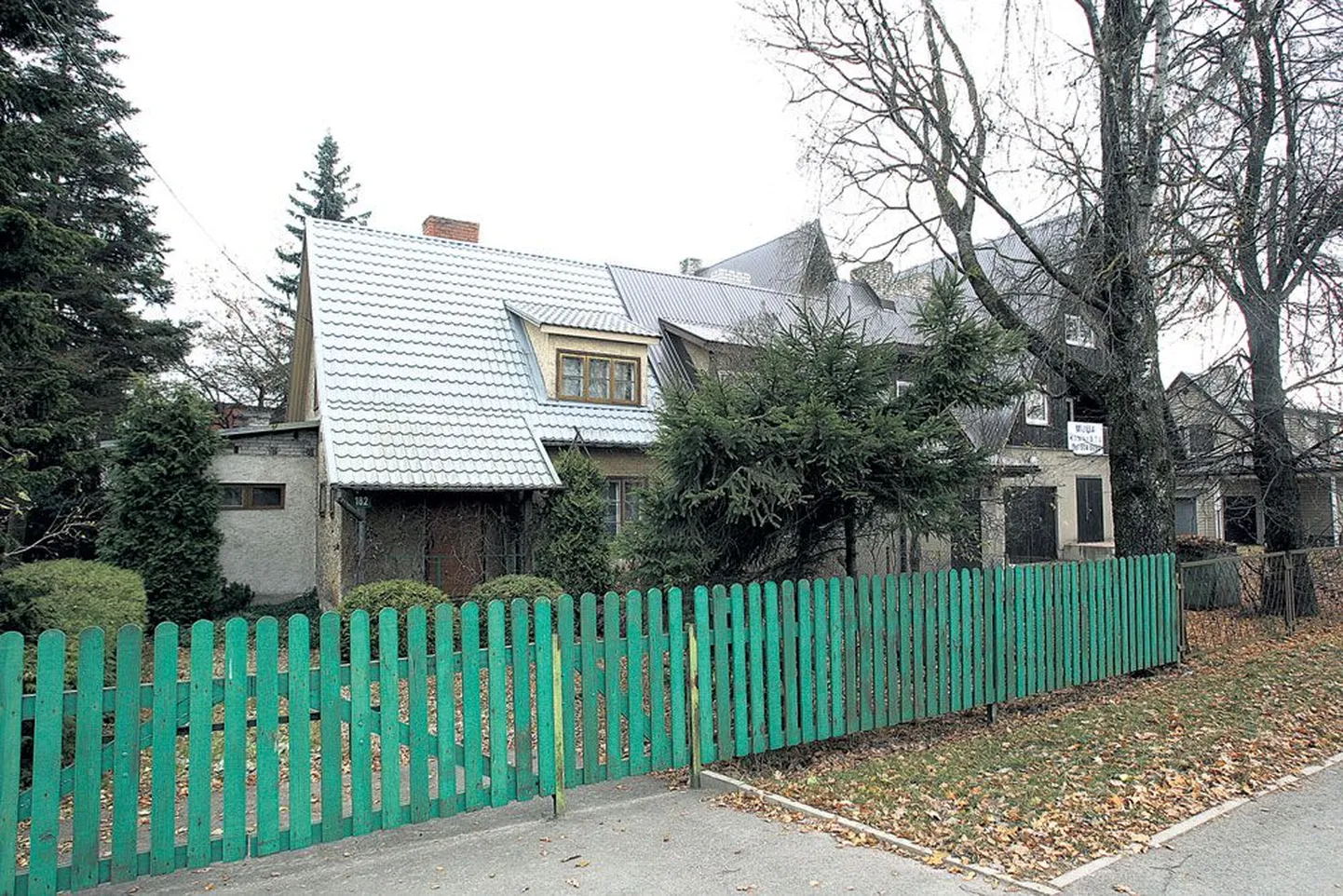 Võru 182 kõrvale, sein vastu seina, on kerkinud monstrumi moodi majakolakas.