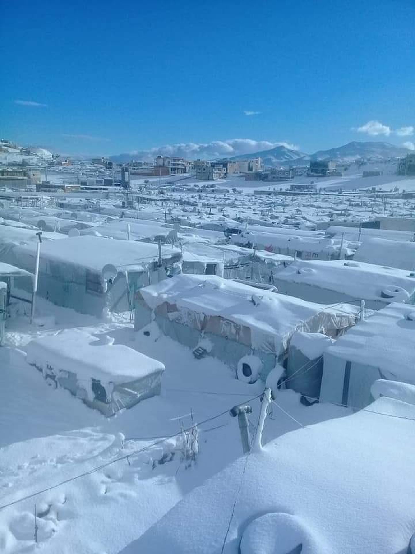 Paks lumikate Arsali põgenikelinnakus.