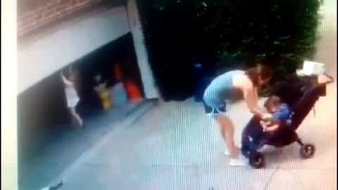 Video: väike tüdruk pääseb kodumaja ees napilt rängast õnnetusest