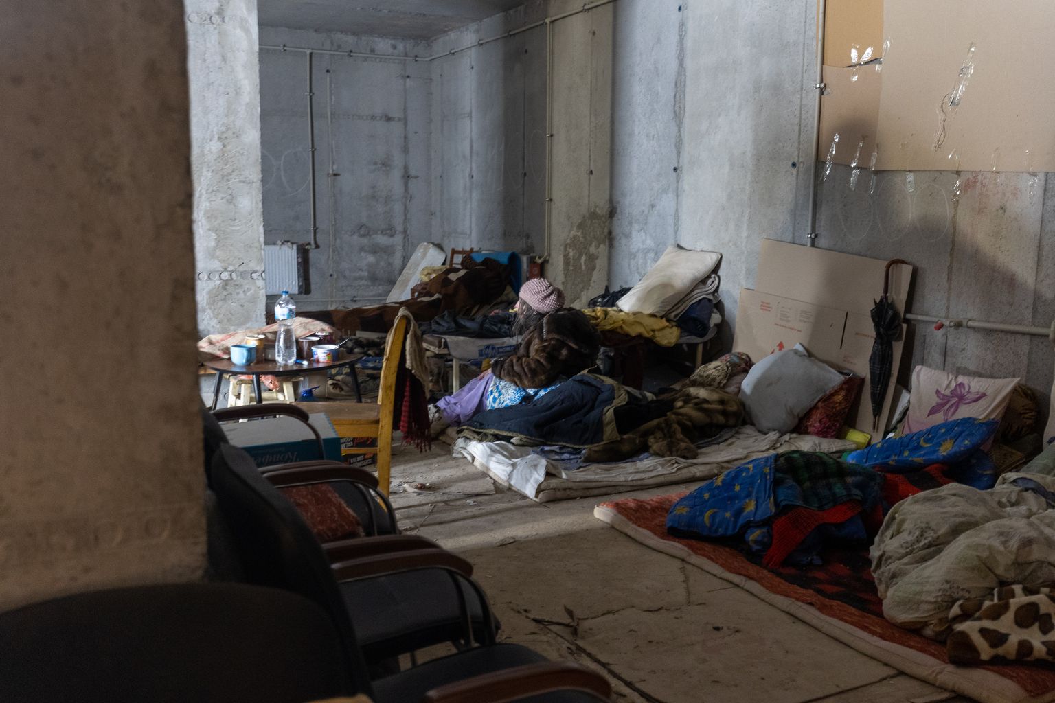 Жильцы пострадавших домов живут в подвале, им некуда идти.