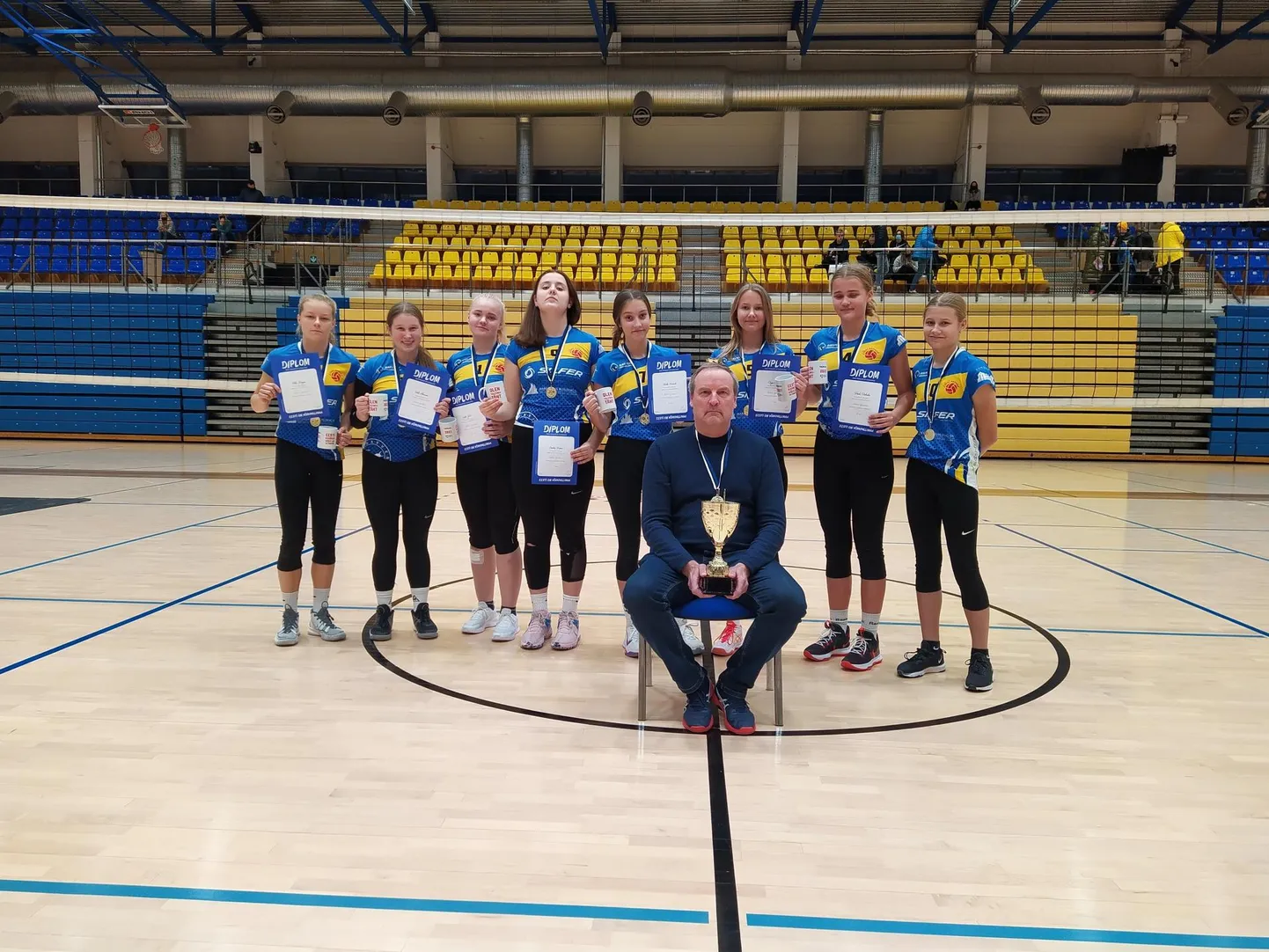 Rakvere spordikooli U16 võrgupiigadel jooksis mäng väga hästi. Neid juhendanud Kadrina treener Jaan Rummi (karikaga) kiitis, et treener Ellen Aros on teinud väga head tööd.