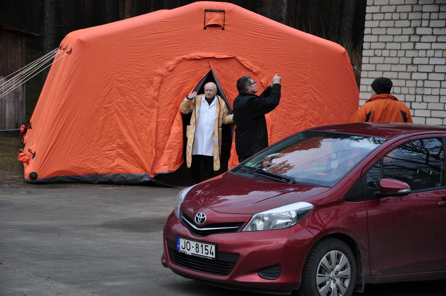 Pie Plaušu slimību un tuberkulozes centra Daugavpilī tiek uzstādīta telts paraugu noņemšanai pacientiem, kurus aizdomās par inficēšanos ar koronavīrusu (Covid-19) novirzīs Neatliekamās medicīniskās palīdzības dienesta (NMPD) darbinieki.