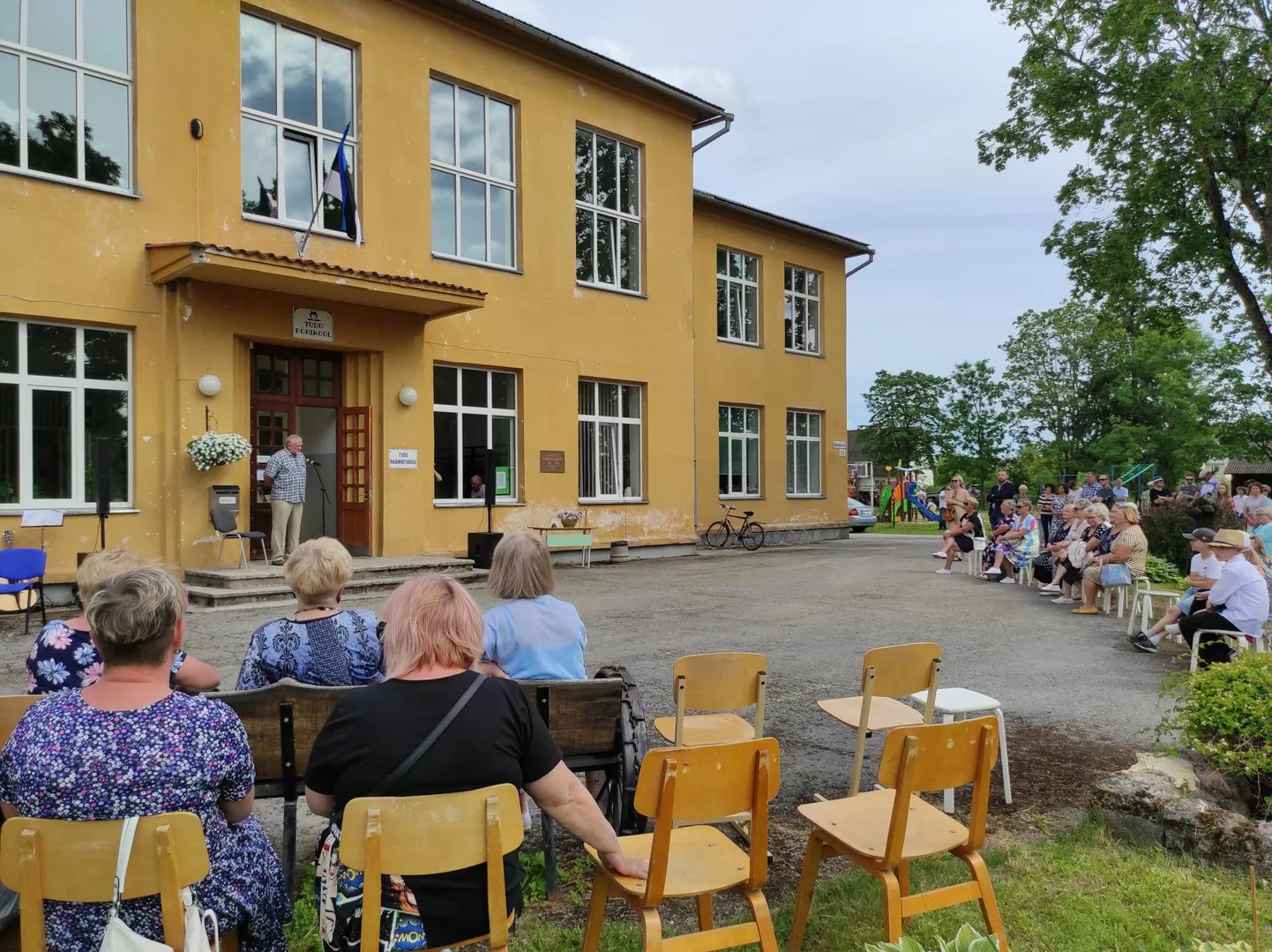 Tudu endiste ja praeguste õpilaste pere jätab kooliga hüvasti. Möödunud aegu meenutab trepil Riho Mäe.