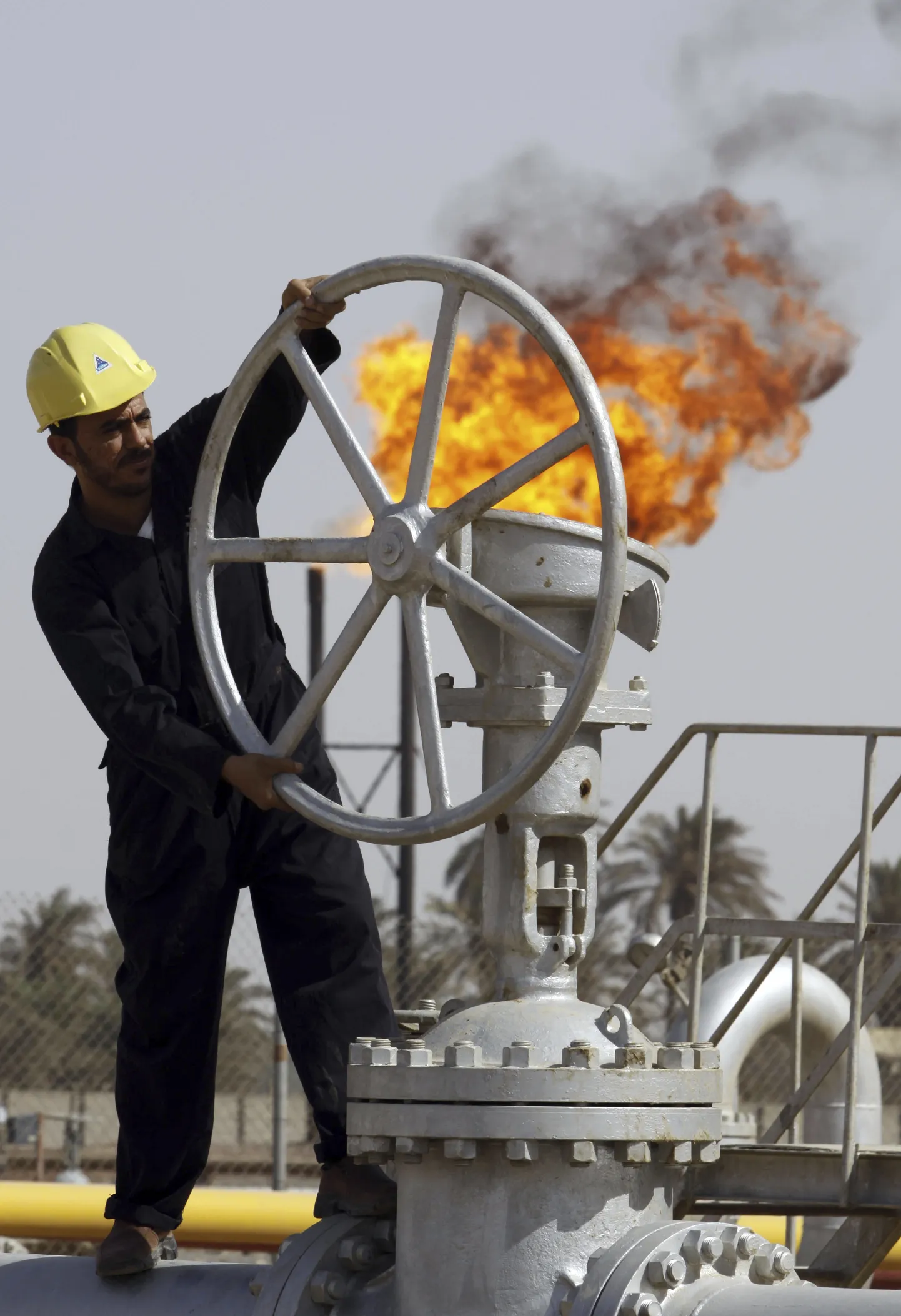 FILE - In this July 17, 2009 file photo, an Iraqi worker operates valves at the Nahran Omar oil refinery near the city of Basra 550 kilometers (340 miles) southeast of Baghdad, Iraq. Iraq's Oil Ministry says crude oil exports to Turkey have resumed after repairing the nation's largest oil pipeline that was bombed last week. (AP Photo/Nabil al-Jourani, File) / SCANPIX Code: 436