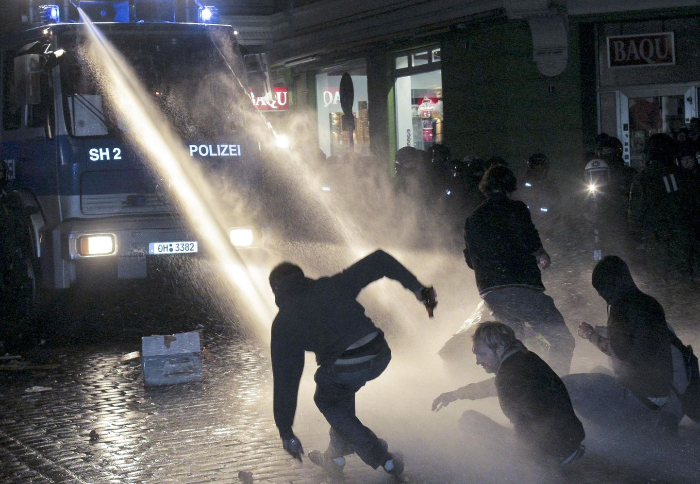 Saksa politsei kasutab Hamburgis märatsejate rahustamiseks veekahureid.