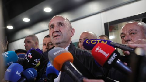 Bulgārijas parlamenta vēlēšanās uzvarējusi bijušā prezidenta Radeva koalīcija