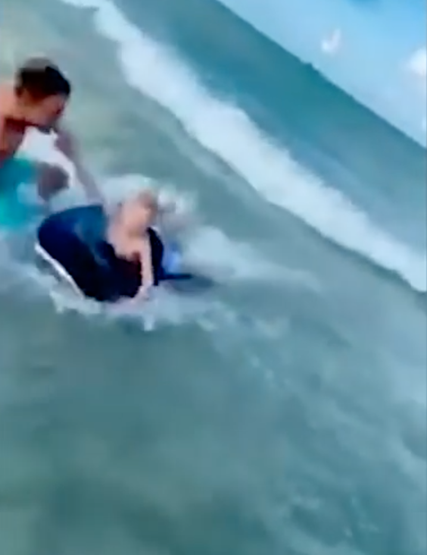 Floridas ujus hai väikese poisi poole, kes pääses tänu julgele politseinikule.