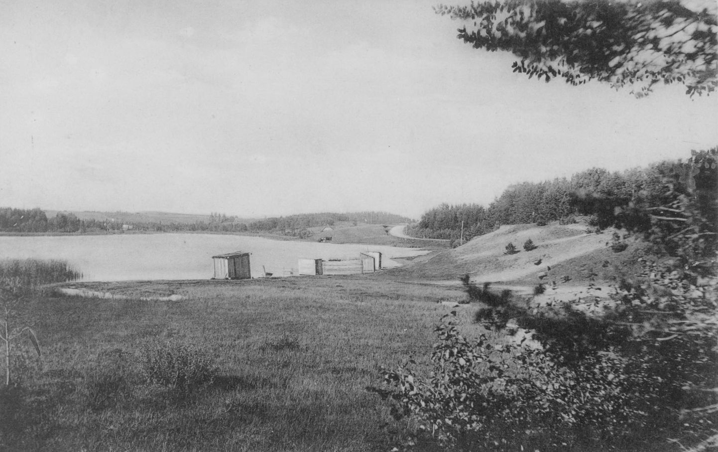 1917. aastal tehtud fotol on Verevi rannal robustsed supelmajakesed, randa ääristav männik on alles nooruke.