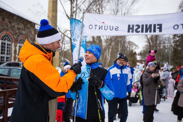 Suuskadel finišisse jõudnud president Kersti Kaljulaid kommenteeris päeva juht Tõnis Millingule: "Tänavuse talve kohta on lund metsikult."