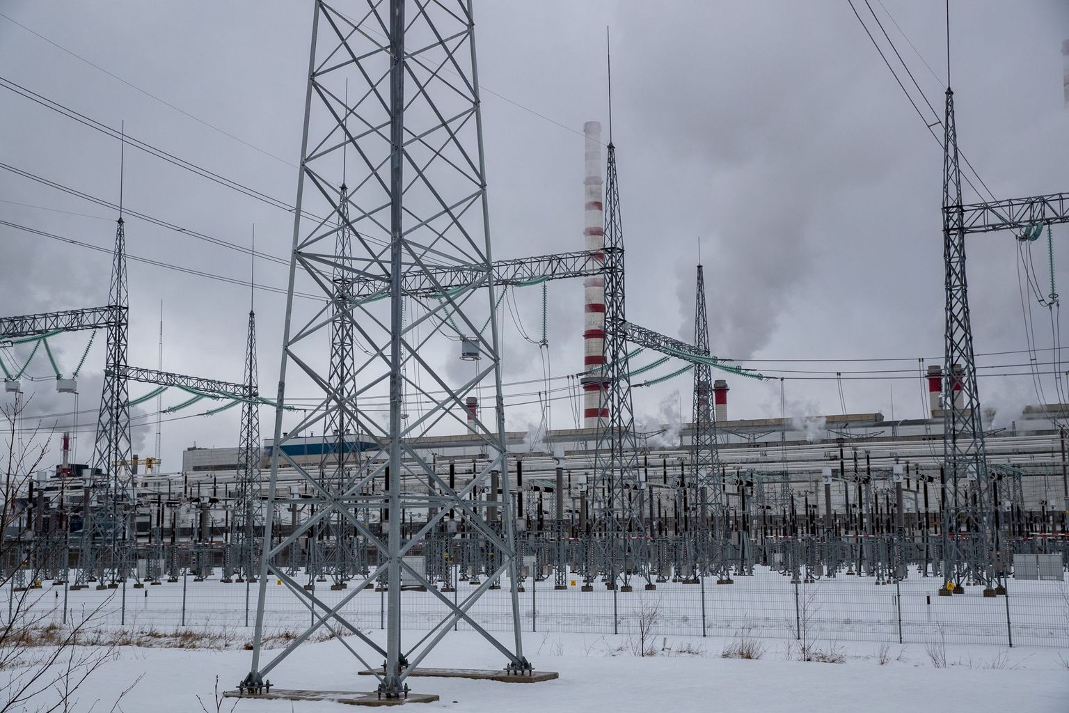 Mitte ainult Auvere: Eesti Energia lükkas tasakesi veel suuri võimsusi võrgust välja. Elering, kes peab võrgu stabiilsusega tegelema, ei ole oma riskistsenaariumides ette näinud, et elektrit ei ole.