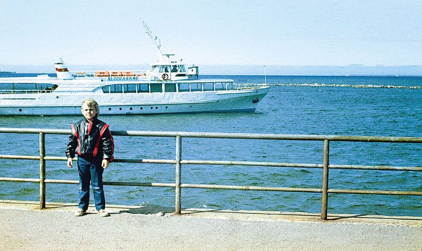 1980. aastate algupoolel väljusid laevad Aegnale Linnahalli kai äärest. Pildil seisab poiss nimega    Pekka 1984. aastal laeva Kloogarand taustal.