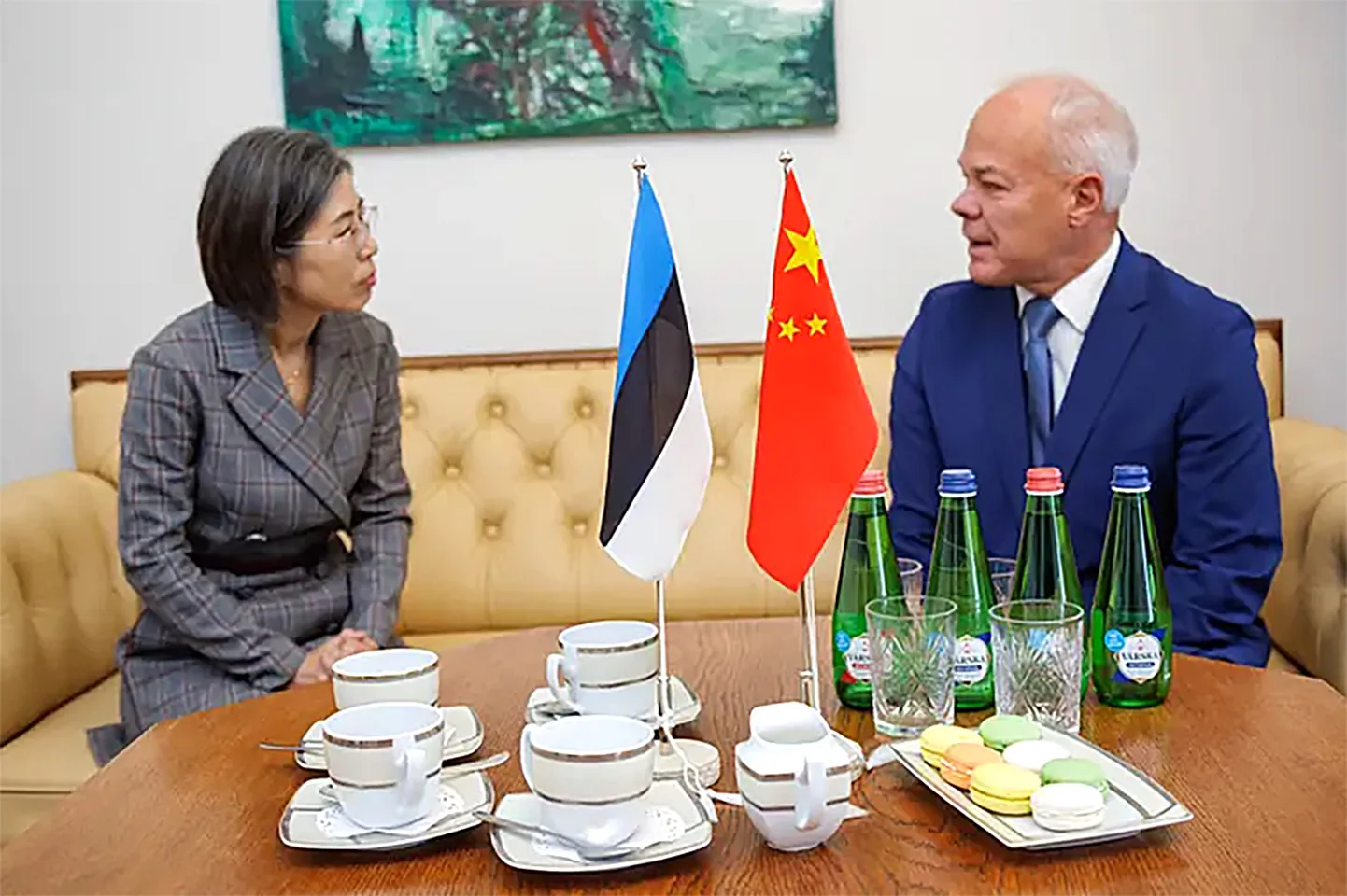 Riigikogu aseesimees Toomas Kivimägi Hiina suursaadiku Guo Xiaomeiga.