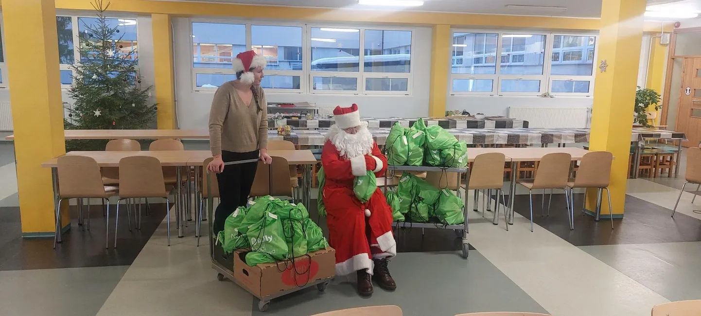 Laste rõõmuks tuli külla jõuluvana.