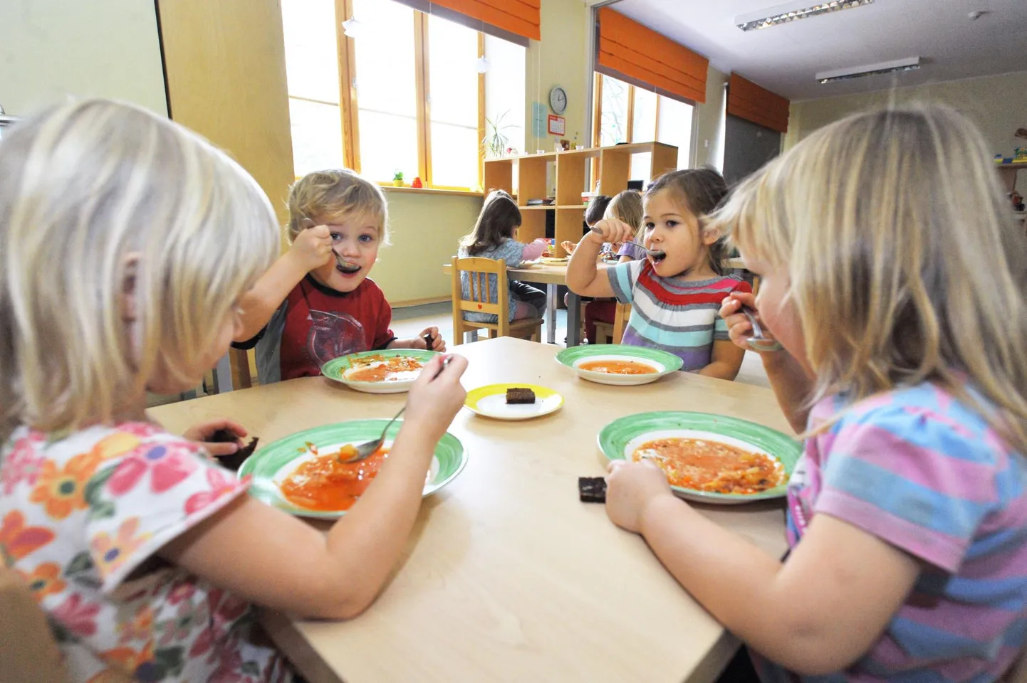 Pärnu lasteaedade toitlustuse riigihanke konkursil osales kaks firmat, mis pakkusid toidupäeva hinnaks sarnast summat.