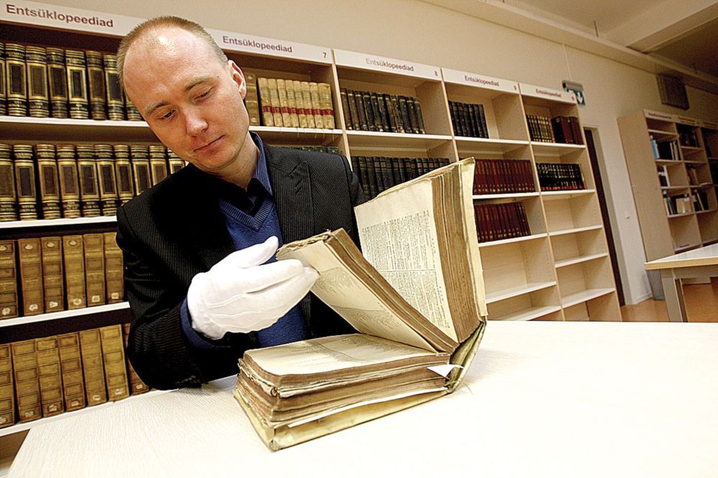 See raamatukogu majandusjuhi Martin Polikarpuse käes olev raamat on trükitud 1671. aastal pärgamendile, mis aga tahaks olla jahedas ja niiskes ruumis. Praeguses kuivas ja liigsoojas hoidlas kuivab raamat lõhki.
