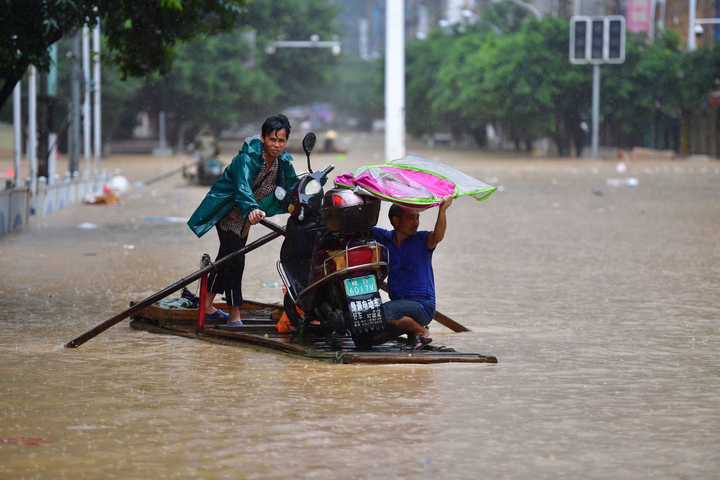 Üleujutuste eest pagevad inimesed Guangxi Tšuangi autonoomses piirkonnas.