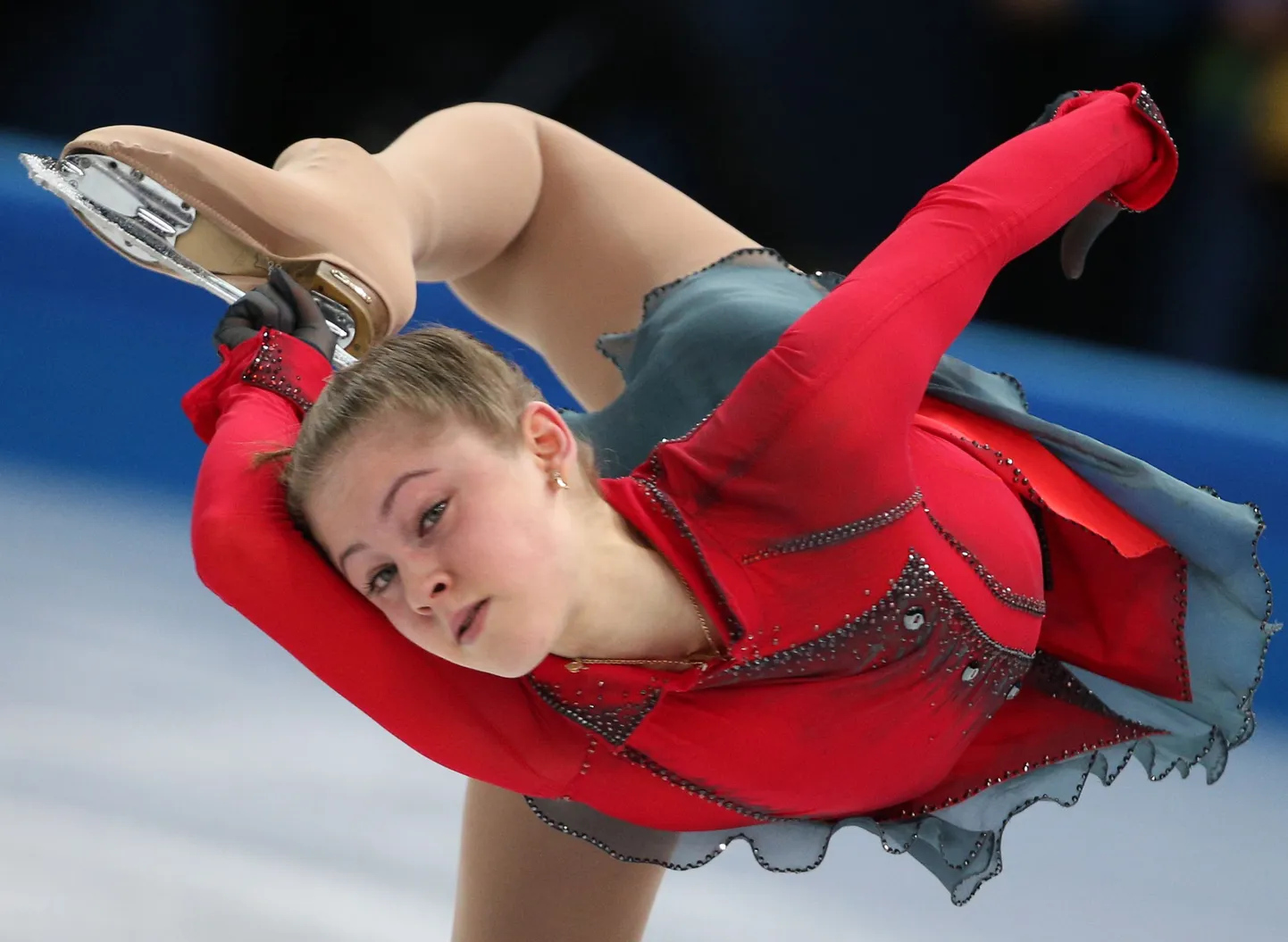 Юлия Липницкая выступает с произвольной программой в командном первенстве Олимпиады.