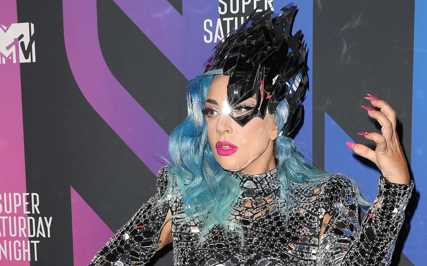 Lady Gaga punasel vaibal 1. veebruaril, aastal 2020, vahetult enne Super Saturday nimelisel üritusel esinemist.