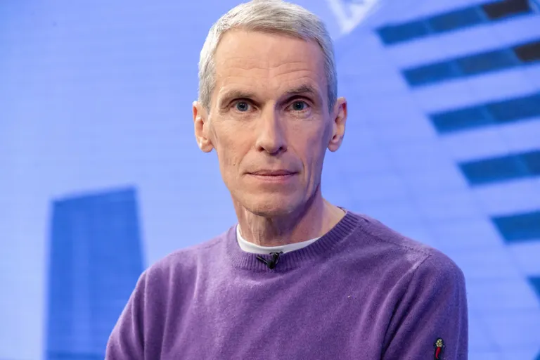 Tallinna Ülikooli tervisekäitumise ja spordibioloogia professor Kristjan Port nendib, et meie ajutise kuumalaine ajal tasub eeskuju võtta rahvastest, kes on harjunud aastaringse või pikalt kestva sooja ilmaga, ning pidada siestat. „See tähendab, et pärastlõuna paiku võetakse aeg maha, puhatakse tööst või isegi magatakse paar tundi.” Konstantin Sednev/Postimees