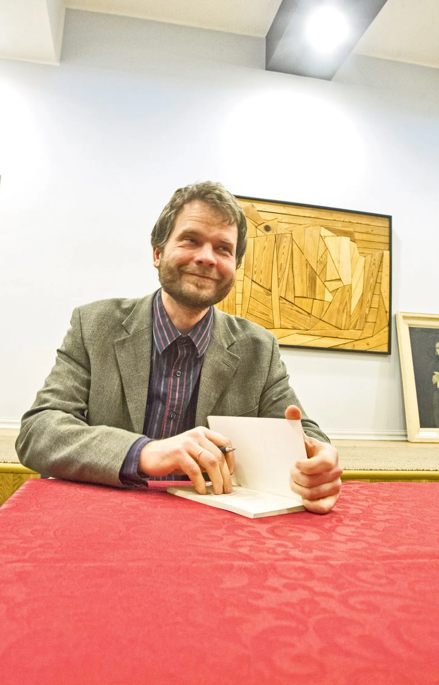 Jüri Kolk (43) andis kirjandusmuuseumis autogrammi oma auhinnatud luulekogusse.