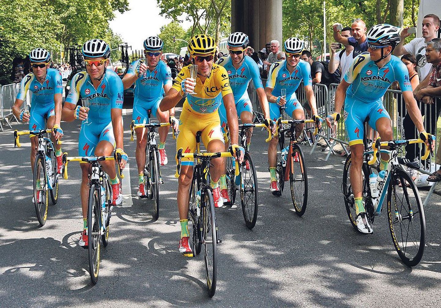Astana meeskond alustas Tour de France’i viimast etappi traditsioonilise šampanjajoomisega. Kollases särgis Touri võitja Vincenzo Nibali, parempoolsem Tanel Kangert.