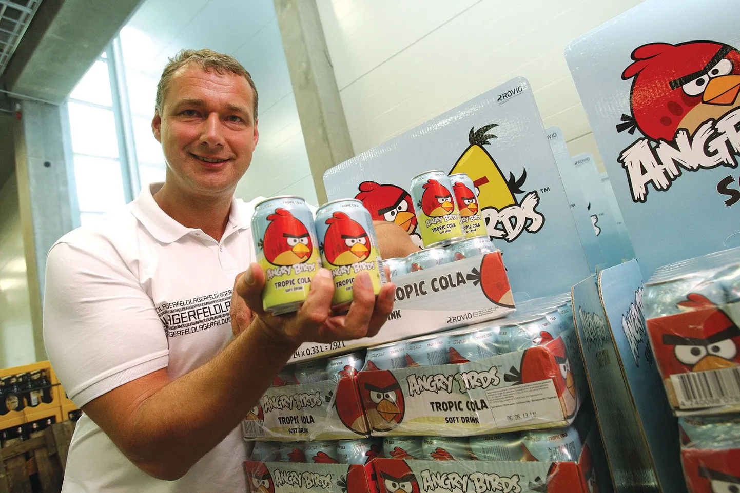 Напитки со вкусом колы Angry Birds поступят в продажу именно в таких пестрых упаковках. Во время запуска нового напитка руководитель A. Le Coq Тармо Нооп пробовал разные его варианты, но окончательный кола-напиток Angry Birds Нооп еще не пробовал.