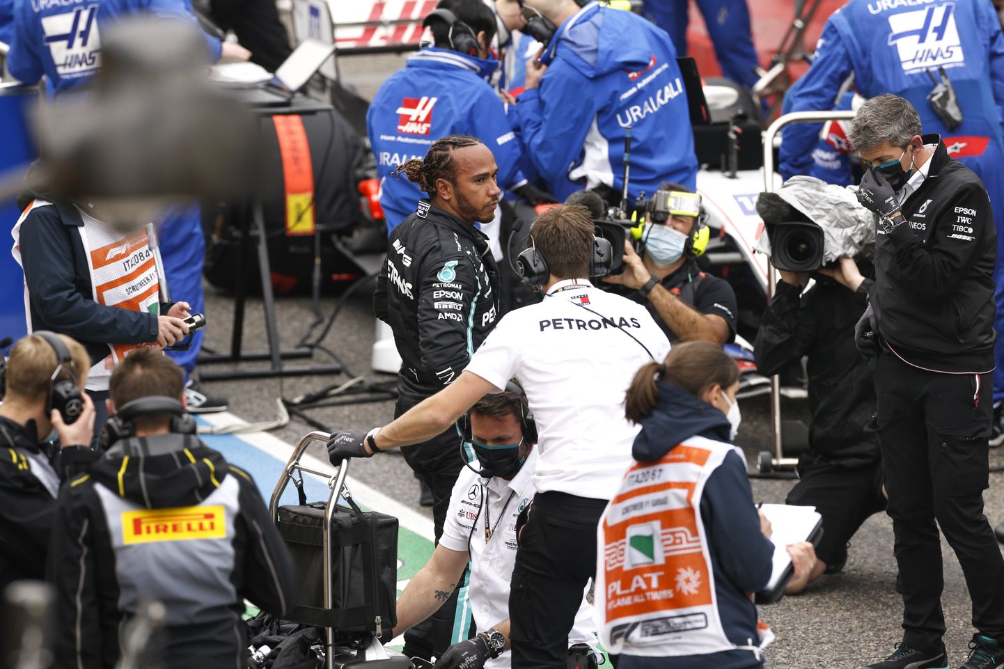 Lewis Hamilton on voremelimaailma rahakuningas, mehaanikud luuluvad lihtsurelike sekka.