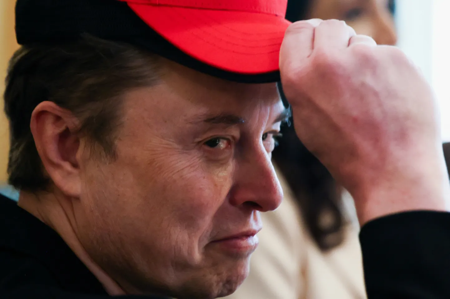 Elon Musk 30. aprillil 2025 Washingtonis Valges Majas USA presidendi Donald Trumpi kabinetinõupidamisel. Tal on peas müts tekstiga «Ameerika laht.» Seda nime kannab ameeriklaste silmis nüüd Mehhiko laht