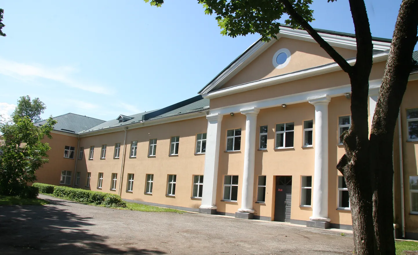 See Ida-Virumaa kutsehariduskeskusele kuuluv hoone on olnud hiljuti ajutiseks koduks Jõhvi vene põhikooli perele ning peagi kolivad sinna remondi ajaks ka Jõhvi põhikooli lapsed ja õpetajad. Ent hiljem plaanib vald sellest teha seltsimaja.