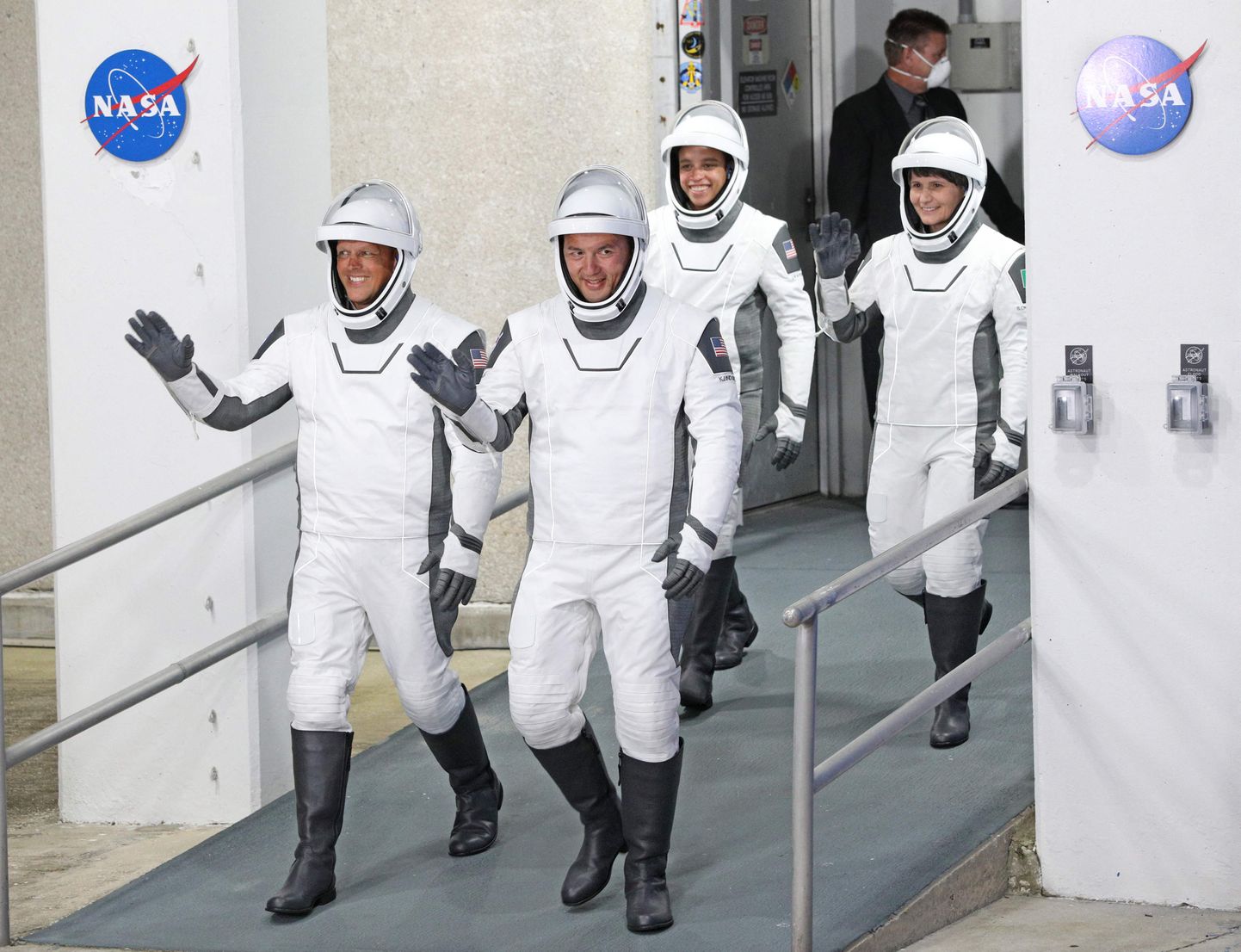 Crew-4 astronaudid vasakult: Bob Hines, Kjell Lindgren, Jessica Watkins ja Samantha Cristoforetti.