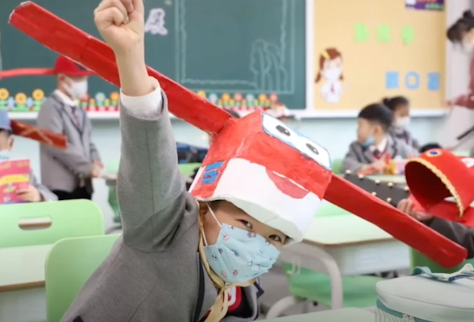 Hiina Hangzhou algkooli lapsed võivad küll õppetööd klassis jätkata, kuid nad peavad koroonaviiruse leviku tõkestamiseks kandma vahvaid mütse.