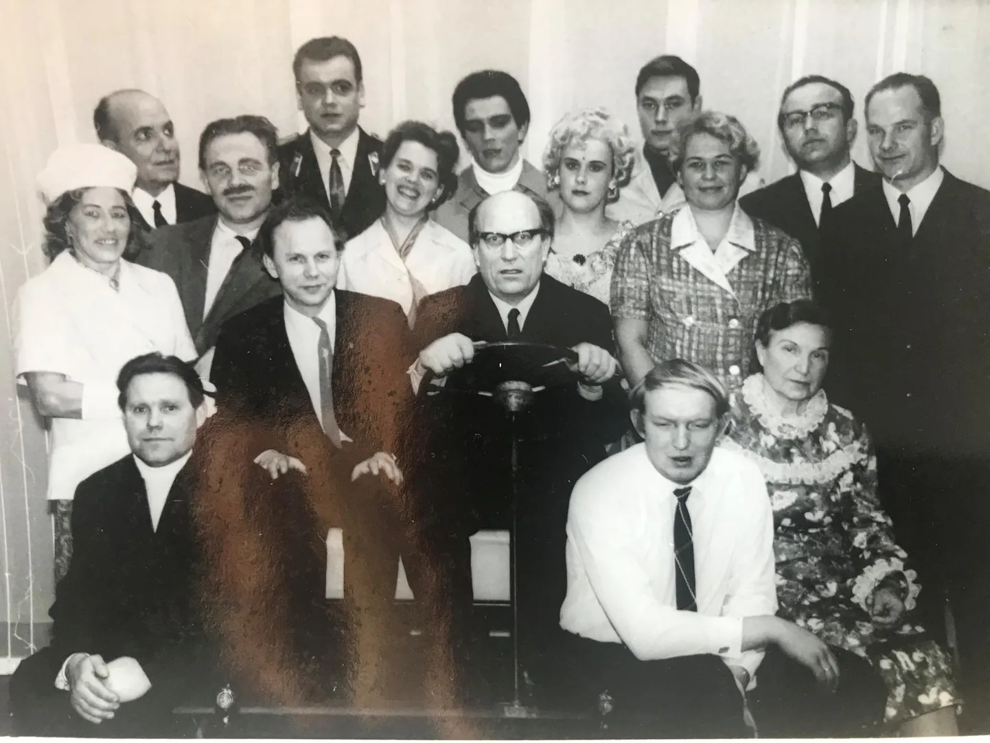 Otepää rahvateatri töökas kollektiiv on järjekordse etendusega maha saanud. Pildi keskel (hoiab roolist kinni ja juhib) Kalju Ruuven – teatrihing, keda kutsuti Papa Kaljuks.