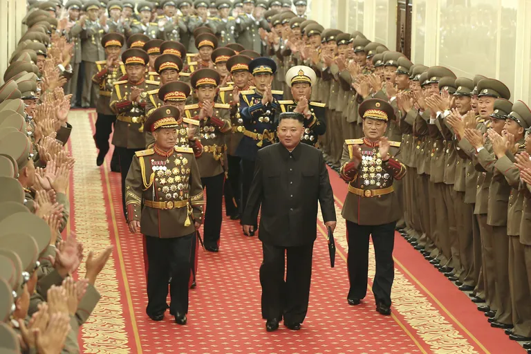Põhja-Korea liider Kim Jong-un (keskel) 24. juulil 2021 Pyongyangis koos sõjaväelastega