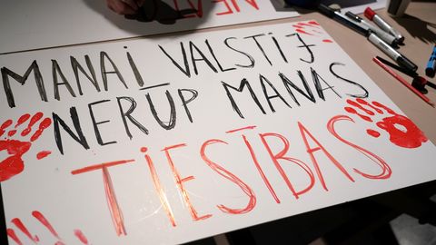 VIDEO ⟩ Pie Saeimas vismaz 3000 cilvēku protestē pret Latvijas izstāšanos no Stambulas konvencijas