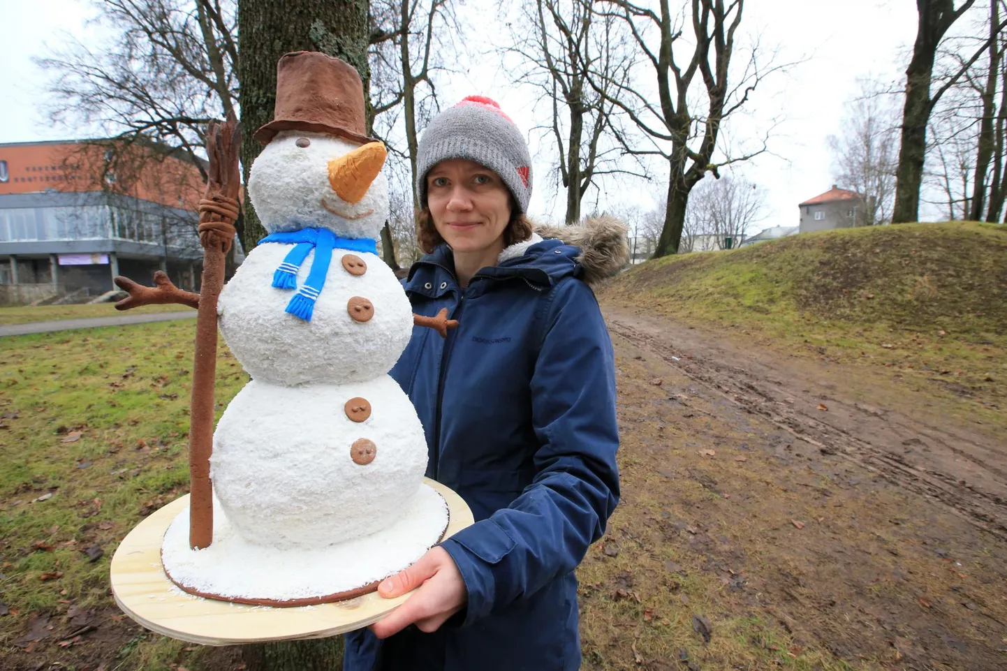 Tartu Postimehe piparkoogivõistluse võitis Eleri Hirv tööga «Lumetaat». Tartu kunstimuuseumi direktori Joanna Hoffmanni hinnangul mõjub töö 19. sajandi viktoriaanliku mänguasjana, ehkki veidi minimalistlikumas võtmes, kuid on vägagi realistlik lume­skulptuur. Et taadil on käes ka luud, viitab see klassikalisele lumememmele.