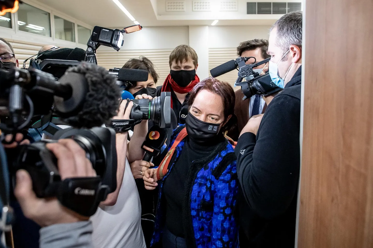 Poliitikuna tugeva karastuse saanud Mailis Reps säilitas eile kohtumajas üles rahu ja ignoreeris ajakirjanike küsimusi.
