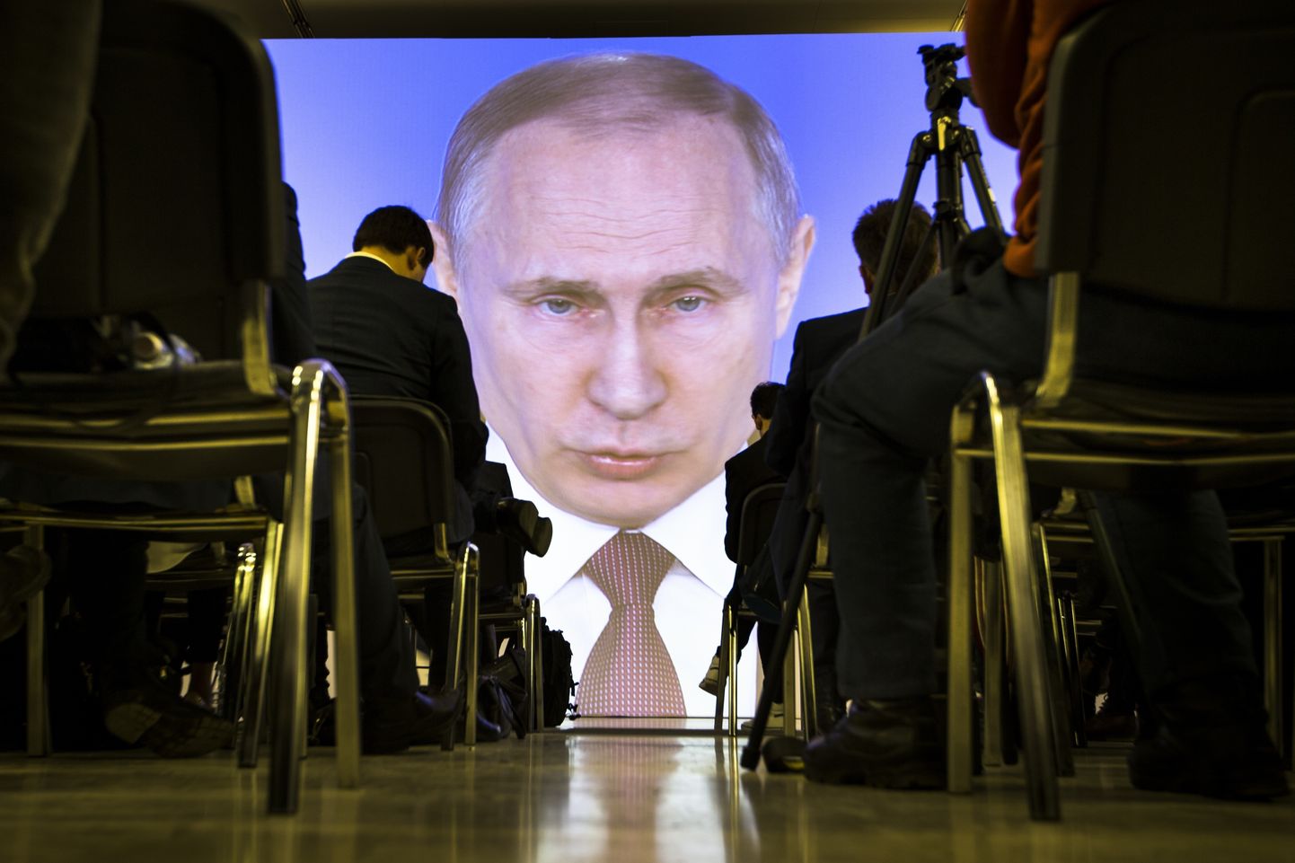 Ajakirjanikud ekraanilt jälgimas Putini iga-aastase kõne ülekannet