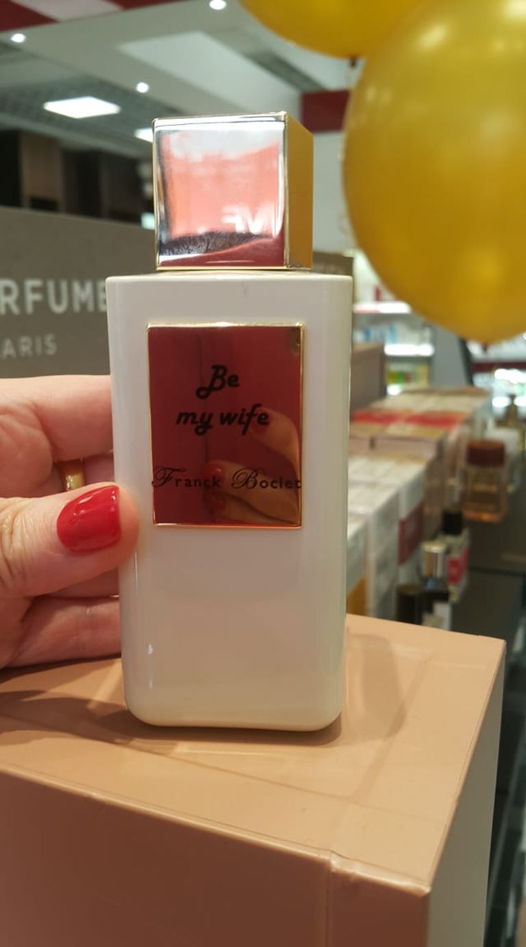 Franck Boclet представлен 44 ароматами вообще и как минимум 10 в Stockmann. Это новый бренд. Самый ранний парфюм создан в 2013 году, последний — в 2021-м. Очень яркие ароматы, такие же запоминающиеся названия: провокационный "Кокаин",  "Будь моей женой", "Кафе", "Кашемир", "Женат", "Табак" и другие. Цены довольно демократичные для этой парфюмерии - 190 евро. Запахи стойкие.