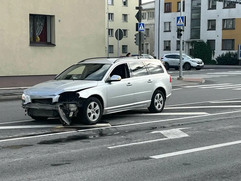 Tallinna maantee ristmikul juhtunud õnnetuses ei saanud inimesed viga.