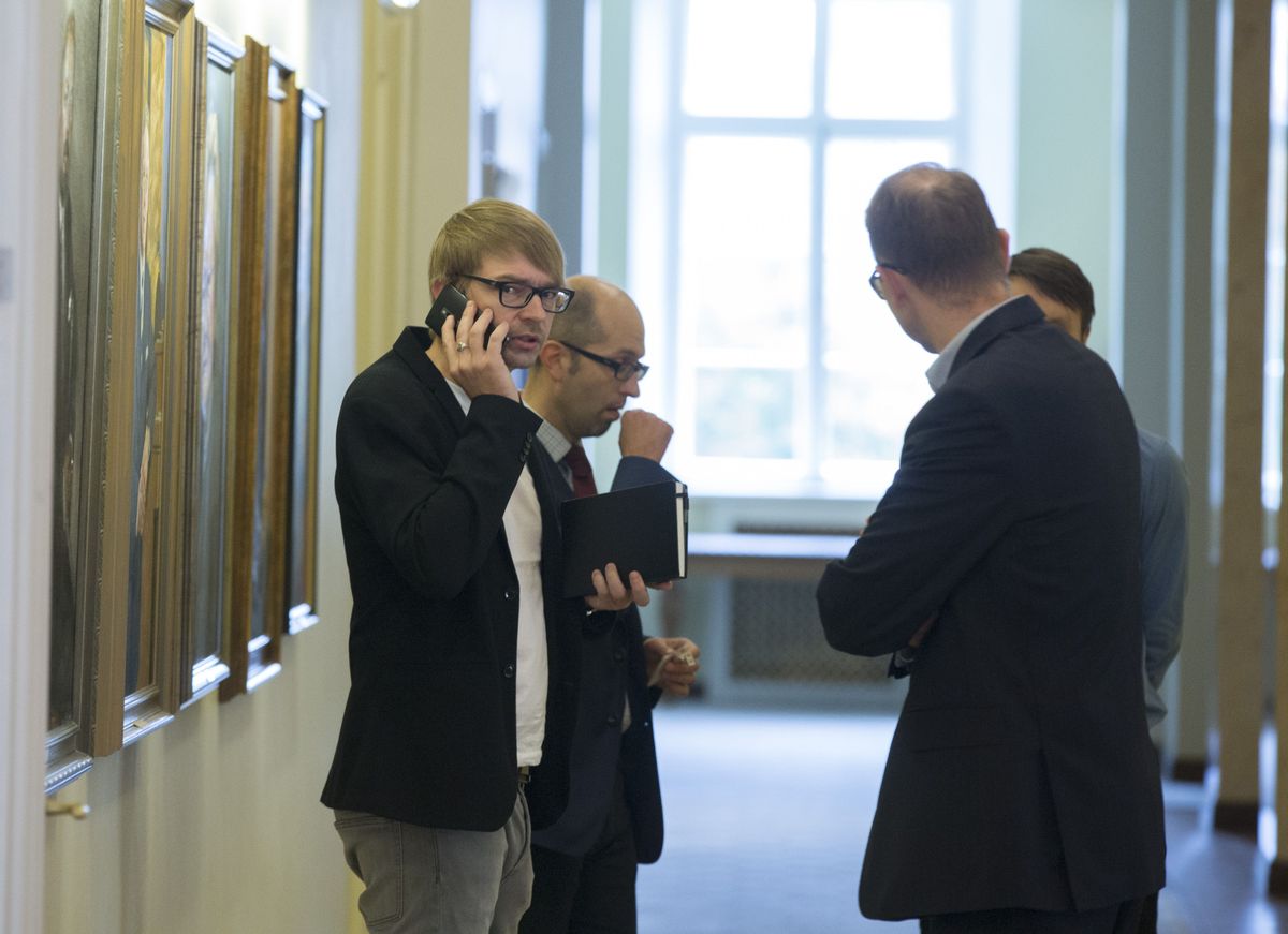 Kersti Kaljulaid saabus riigikogu vanematekoguga kohtuma koos Allar Jõksi endise kampaaniameeskonna juhi Taavi Linnamäega. Taavi Linnamäest sai hiljem presidendi avalike suhete nõunik.