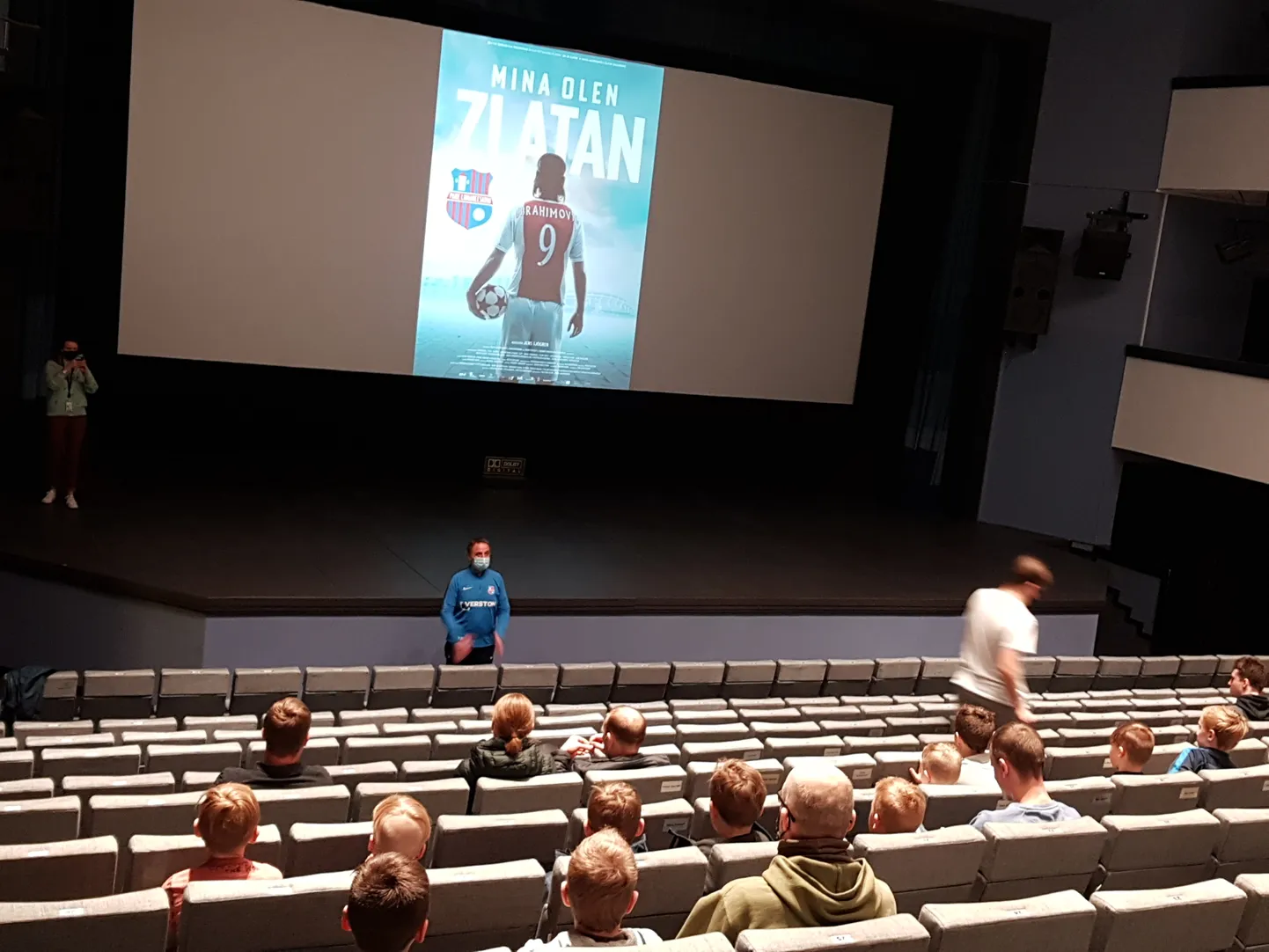 Paide Linnameeskonna noorsportlased, nende treeenrid ja lapsevanemad kogunesid Paide kinno vaatama filmi kuulsast jalgpallurist Zlatan Ibrahimovicist.