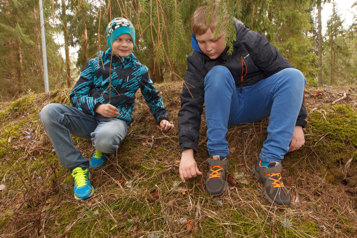 Kuigi Tõrva gümnaasiumi 4. klassi poisid Markus Põldma (vasakul) ja Andre Asi enda sõnul loodusteadlasteks hakata ei plaani, läheb haruldaste seente käekäik neile vägagi korda. Pildilgi on nad seenele mõlemalt poolt kaitset pakkumas.