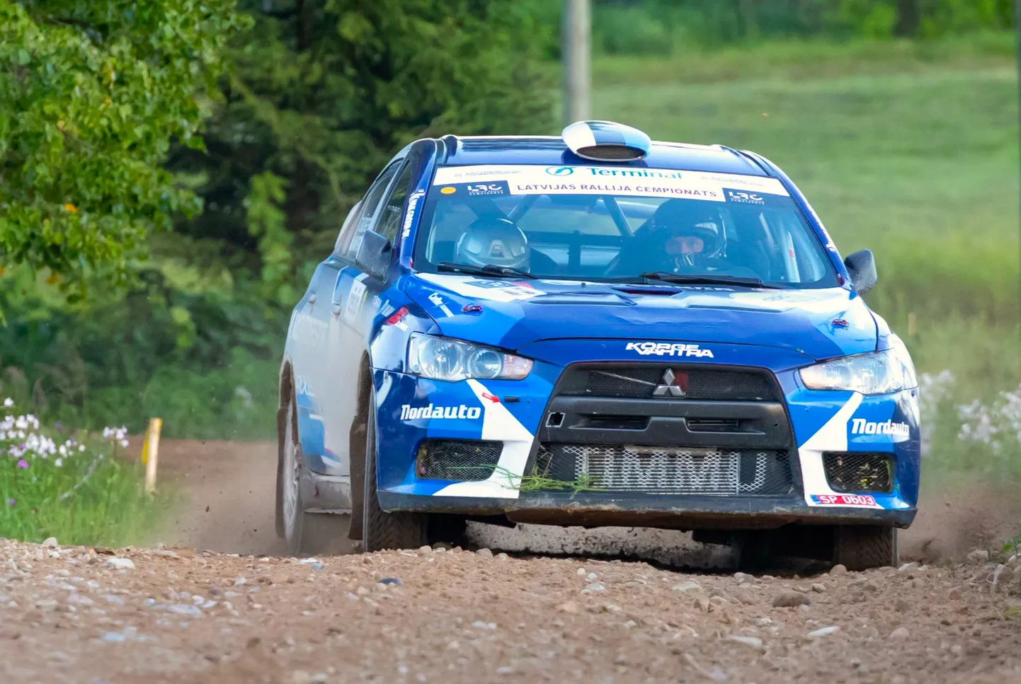 Ralliauto Cesise ümbruse teedel.